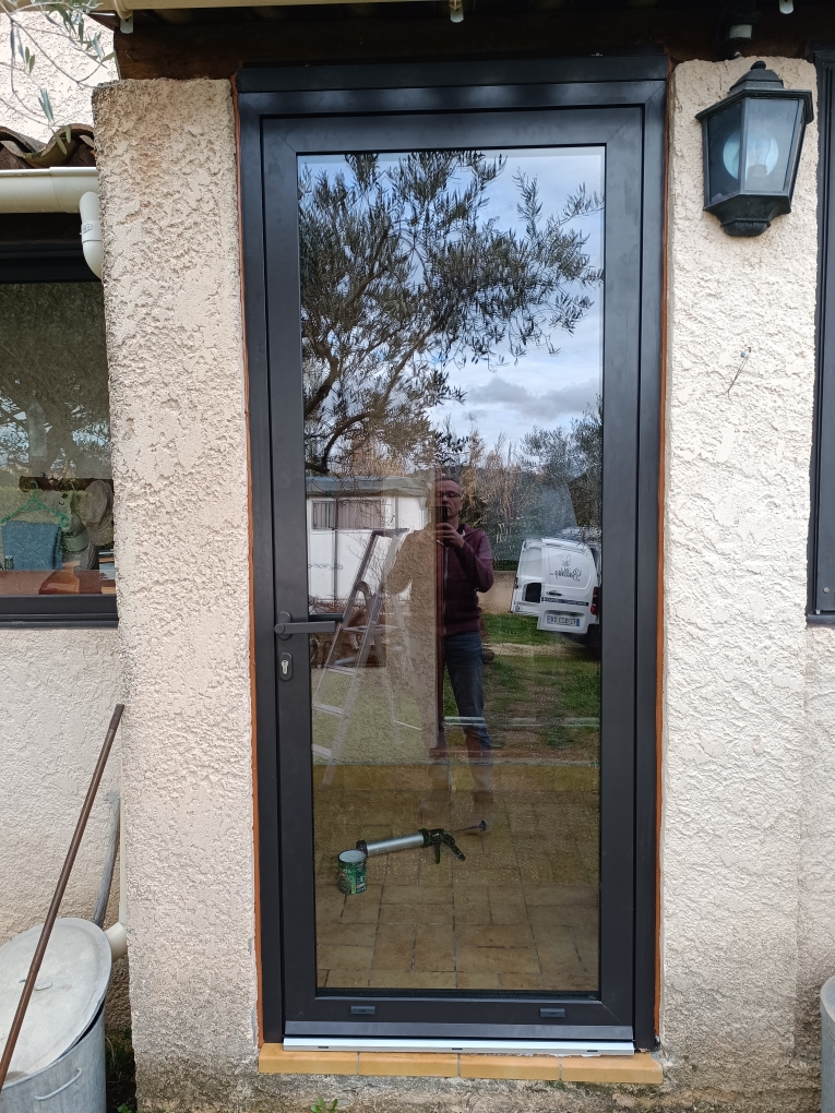 Installation d’une porte en aluminium TECHNAL