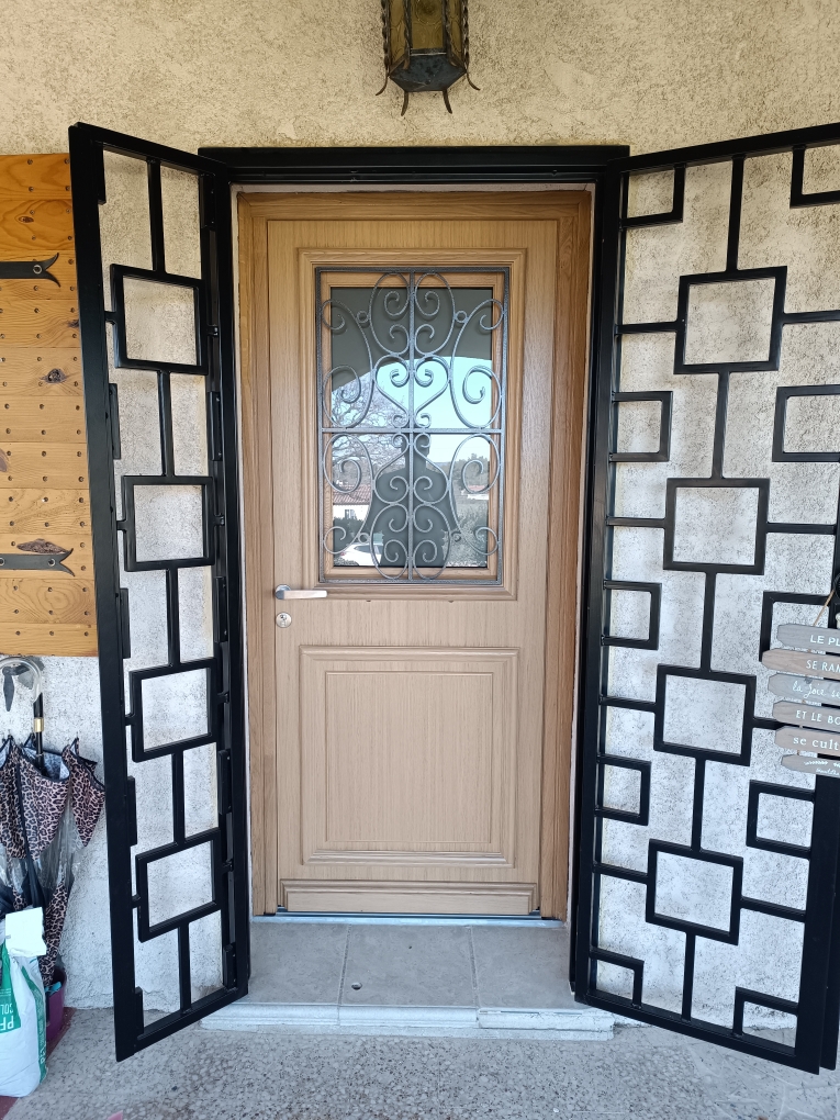 Installation d'une porte d'entrée en bois avec vitrage